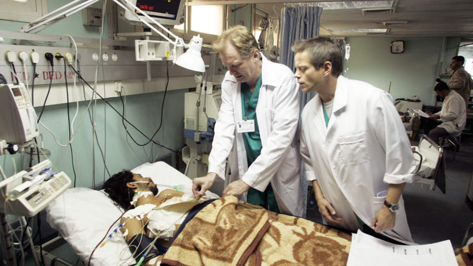 ENSOM SVALE: Kirurg Erik Fosse (i midten) har i ti dager st�tt p� for � behandle skadde p� Shifa-sykehuset i Gaza by. Samtidig har han og kollega Mads Gilbert fungert som reportere fra krigsomr�det, i mangel p� journalister utenfra. Foto: ISMAIL ZAYDAH/REUTERS/SCANPIX