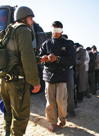 FANGET: Palestinske krigsfanger er stilt opp p� rekke etter � ha blitt tatt etter trefninger p� den nordlige delen av Gazastripen i g�r. Foto: DEN ISRAELSKE H�REN/REUTERS/SCANPIX