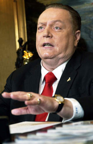 PORNOLEGENDE: Larry Flynt, grunnleggeren av pornoimperiet Hustler, er blant initiativtakerne til anmodningen som n� er overlevert Kongressen. Foto: NICK UT/AP/SCANPIX