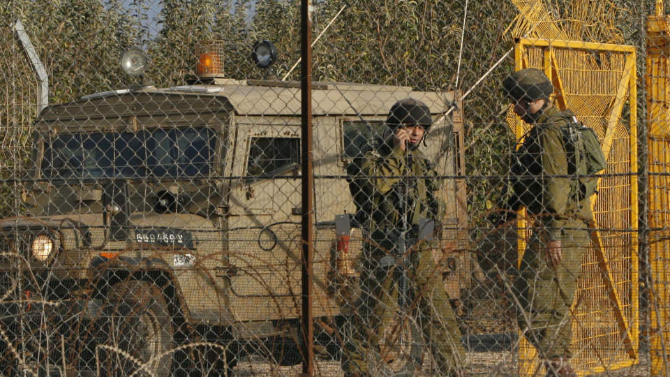 P� GRENSA: Her patruljerer israelske soldater grensa mot Libanon, bak rakettnett og med h�ye antenner. I natt kom ble det avfyrt raketter fra den libanesiske sida. Foto: AP Photo