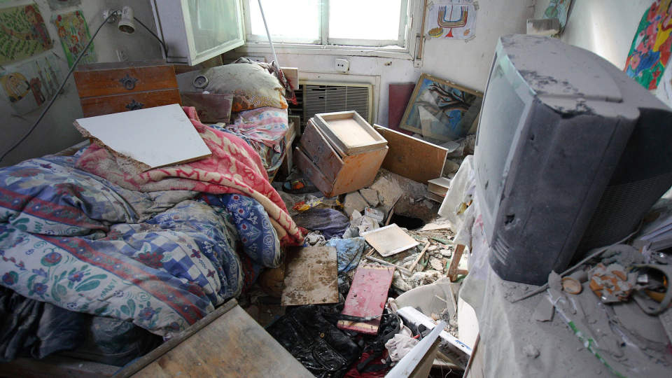 RAMMET AV RAKETT: Dette huset i Nahariya i Nord-Israel ble truffet av en av rakettene fra Libanon i natt. Foto: AFP PHOTO/Omer Messinger
