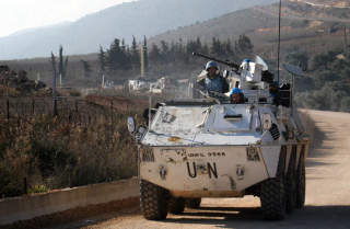 FN-STYRKER: Et FN-kj�ret�y patruljerer grensa etter rakettangrepet i natt. Foto: AFP PHOTO/ALI DIA