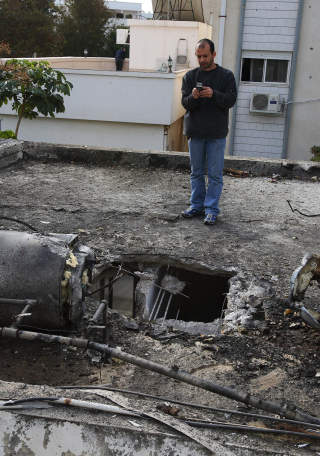 P� HUSTAK: Her slo en av rakettene ned. Foto: AFP PHOTO/ Omer Messinger