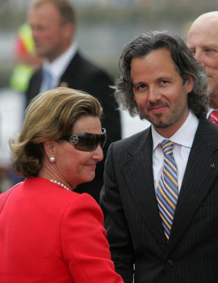 Ari om forholdet til dronning Sonja: - Hun setter meg på plass i blant