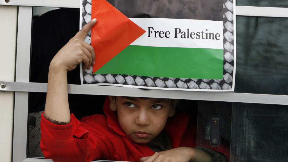 STORE ST�TTE: En libanesisk gutt holder et palestinsk flagg. St�tten til Hamas og palestina er stor i det arabiske folket. Foto: AFP PHOTO/RAMZI HAIDAR/Scanpix