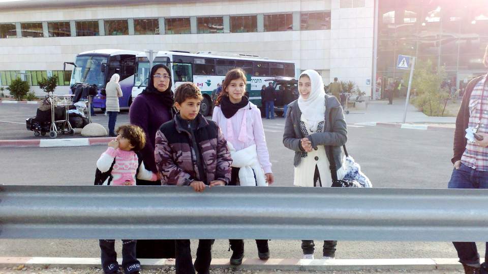 KOM UT AV GAZA I DAG Familien som er bosatt i Valdres slapp ut av Gaza i dag. Foto: Torbj�rn Gr�nning/Dagbladet