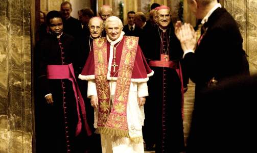 KRITISERER BEGGE PARTENE: Pave Benedikt XVI. Foto: EPA/VINCENZO PINTO/SCANPIX