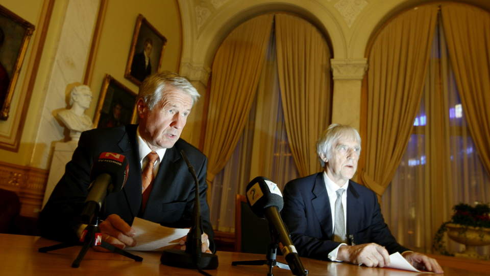 GULLPENSJONENE: Stortingspresident Thorbj�rn Jagland ( til venstre) og utvalgsleder  Asbj�rn Kj�nstad under pressekonferansen  om granskingen av stortingspensjonene i Eidsvollsgalleriet p� Stortinget.
Foto: H�kon Mosvold Larsen / SCANPIX