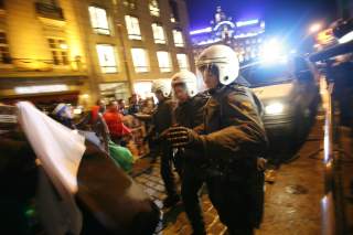 MANNSTERKE:
Oslo-politiet m�tte mannsterkt frem for � holde motdemonstranter unna under en st�ttedemonstrasjon for Israel utenfor Stortinget i kveld.
Foto: Stian Lysberg Solum / SCANPIX
