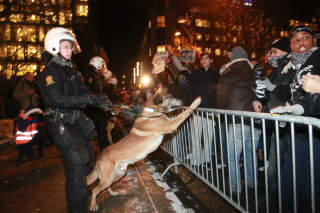 GODT FORBREDET: Politiet stilte mannsterke foran Stortinget, blant annet med hunder. Foto: Eirik Helland Urke