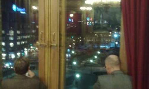 IAKTTAR: Folk p� Stortinget betrakter oppt�yene i gatene. Foto: Eiliv Flydal