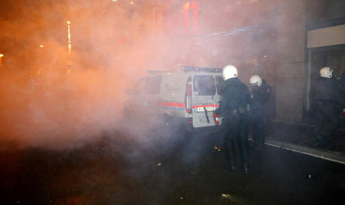 UTENFOR: Oslo-politiet  tok i bruk t�regass  for � holde motdemonstranter unna under en st�ttedemonstrasjon for Israel utenfor Stortinget.
Foto:  Lise �serud / SCANPIX