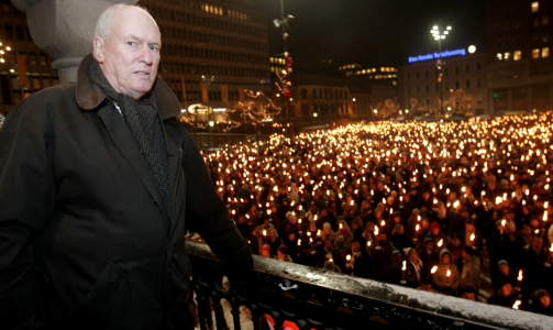 LO-ST�TTE: LO-leder Roar Fl�then taler p� Youngstorget i Oslo torsdag kveld f�r tusenvis av  mennesker startet sitt fakkeltog til st�tte for krigens ofre i Midt�sten.
Foto: Stian Lysberg Solum / SCANPIX