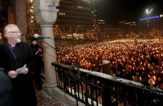 BISKOP-ST�TTE: Biskop Ole Christian M. Kvarme  taler p� Youngstorget i Oslo torsdag kveld f�r tusenvis av  mennesker startet sitt fakkeltog til st�tte for krigens ofre i Midt�sten.  
Foto: Stian Lysberg Solum / SCANPIX