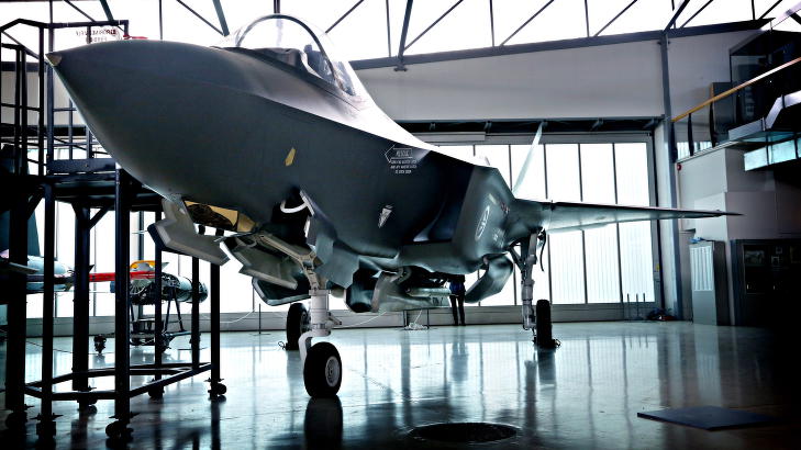 260 MILLIARDER: Det vil koste Norge totalt 260 milliarder kroner å kjøpe og drifte de 52 nye F-35 flyene. Foto: Jacques Hvistendahl / Dagbladet 260 MILLIARDER: Det vil koste Norge totalt 260 milliarder kroner å kjøpe og drifte de 52 nye F-35 flyene. Foto: Jacques Hvistendahl / Dagbladet