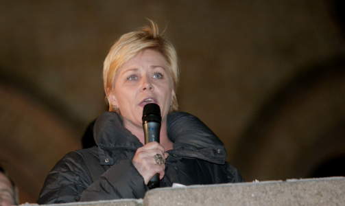 ST�TTER ISRAEL:: Fremskrittsparti-leder Siv Jensen  holder appell under en st�ttedemonstrasjon for Israel utenfor Stortinget torsdag.
Foto: Stian Lysberg Solum / SCANPIX
