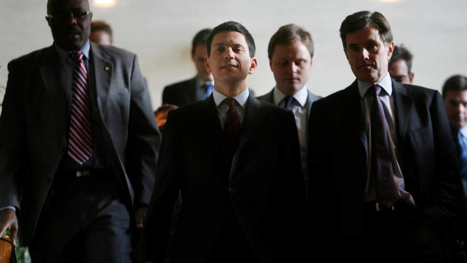 TOPPM�TE: Den britiske utenriksministeren David Milliband ankommer m�tet om krisa p� Gazastripen i FNs hovedkvarter i New York. Foto: AP Photo/Seth Wenig