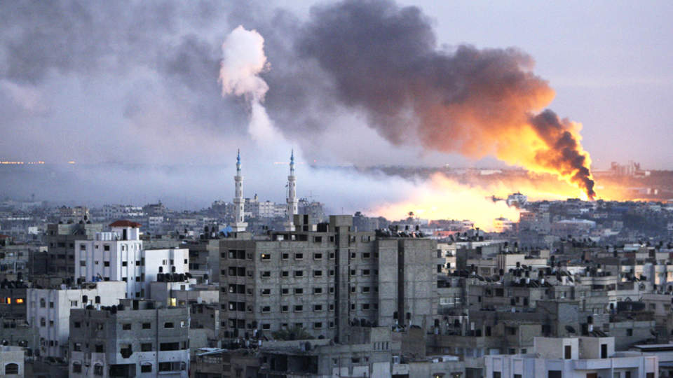 SNART TO UKERS KRIG: Ogs� i g�r ble Gaza by rystet av kraftige eksplosjoner mens de israelske styrkene og Hamas fortsatte sin innbitte kamp p� tolvte dagen. Foto: MOHAMMED SALEM/REUTERS/SCANPIX