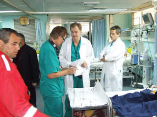 P� SYKEHUSET: Mads Gilbert og Erik Fosse vil fortsette � yte en innsats p� sykehuset de neste dagene. Foto: Hamada Hamada