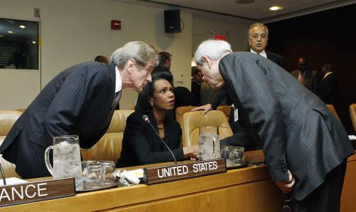 ENIGHET I SIKKERHETSR�DET: Condoleezza Rice samtaler her med Frankrikes utenriksminister Bernard Kouchner og Libanons forsvarsminister Fawzi Salloukh f�r m�tet i sikkerhetsr�det. Foto: AP Photo/UN Photo/Evan Schneider/Scanpix