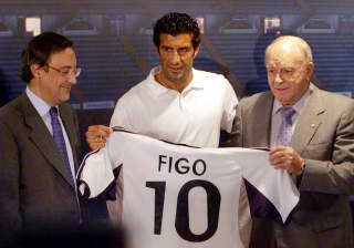 HENTET FRA RIVALEN: Florentino Perez viste at han mente alvor da han hentet Luis Figo til hovedstaden. Foto: REUTERS
