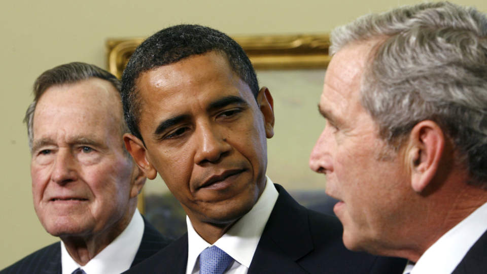 BRYTER MED BUSH: Barack Obama m�tte far og s�nn Bush denne uka. Guardian melder n� at Obama kan komme til � bryte kraftig med Bush jrs linje i utenrikspolitikken. Foto: REUTERS/Kevin Lamarque/Scanpix