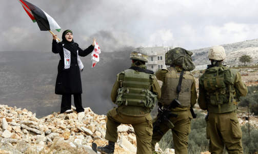 I KONFLIKT: Denne kvinnen p� Vestbredden viste hva hun mente overfor israelske soldater i g�r. Foto: REUTERS/Eric Gaillard/Scanpix