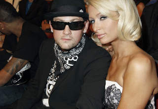 PARIS-KJ�RESTE: Benji Madden, musiker i bandet Good Charlotte. er Hiltons siste erobring. Foto: SCANPIX