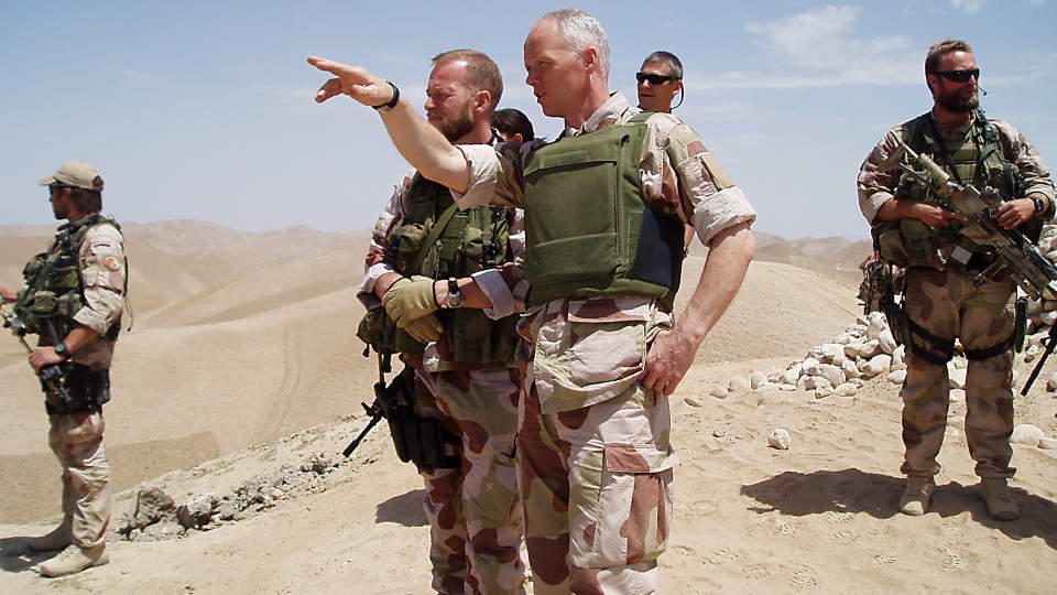AKTUELL FOR TOPPJOBB:  Generalinspekt�r i H�ren Robert Mood, her p�  patrulje med de norske styrkene i Meymaneh,  er aktuell som sjef for FNs fredsbevarende operasjoner i Midt�sten.  Foto: Thomas Beck/Forsvaret