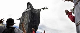 Stadig flere katolikker ber til den skjelettaktige d�dshelgenen. Kirken raser og kaller det blasfemi