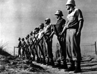 BLE VIKTIG FOR OPPRETTELSEN AV ISRAEL: Hanagah-medlemmer under trening i 1947. De moderate kreftene i milit�rgruppen mente Israel m�tte ha st�tte av en stormakt, nemlig britene. De mer radikale elementene utenfor begynte � se mot USA. Foto: WIKIMEDIA