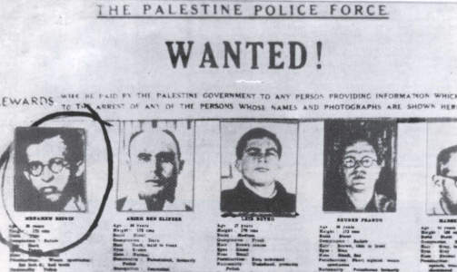 IRGUN: Medlemmer i Irgun etterlyst av det britiske politiet. Fra venstre: Menhaem Begin, Arieh Ben Eliezer, Leib Boyko, Reuben Franco og Marek Kahane. Begin er sirklet rundt av nettstedet Palestine Remembered, som har lagt ut den gamle plakaten p� nett. Begin blir av mange pro-palestinere sett p� som en av de st�rste skurkene.