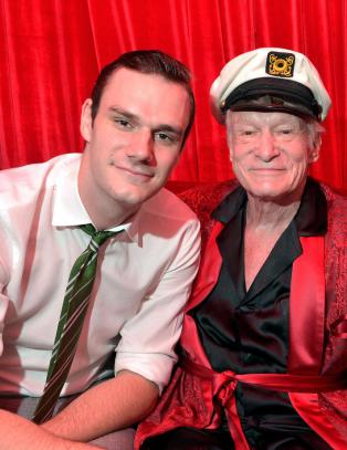 Hugh Hefners sønn (24) mener det var tabbe å kle på Playboy-modellene