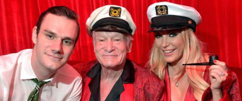Hugh Hefners sønn (24) mener det var tabbe å kle på Playboy-modellene