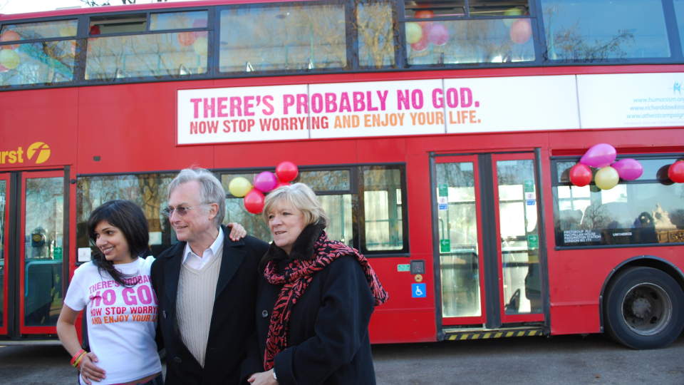 RICHARD DAWKINS I MIDTEN: Et enkelt budskap, en smart nettkampanje, en kjendis, en organisasjon med et stort nettverk og internasjonal mediaoppmerksomhet &mdash; det er hemmeligheten bak den vellykkede ateistkampanjen.Foto: JON WORTH/BRITISH HUMANIST ASSOCIATION