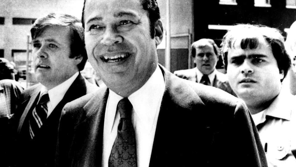 DEN F�RSTE: Ed Brooke utenfor rettslokaler i Massachusetts. Brooke var USAs f�rste svarte senator. Foto: AP