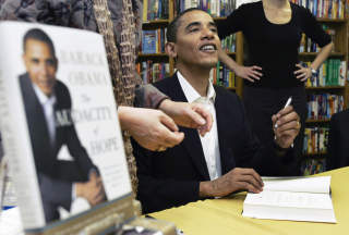 SELGER FORTSAT: Barack Obama signerer en utgave av boka �The Audacity of Hope: Thoughts on Reclaiming the American Dream� i Chicago i oktober 2006. Boka selger fortsatt godt, og ga presidenten inntekter p� mellom �n og fem millioner dollar i fjor. Foto: AP Photo/Charles Rex Arbogast'