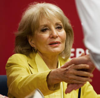 I S�KELYSET: Det kjente tv-fjeset Barbara Walters under lanseringen av biografien �Audition, A Memoir�. Der kom det fram opplysninger om forholdet hun skal ha hatt til Ed Brooke, mens han enn� var gift med sin f�rste kone. Brooke har aldri kommentert p�standene.  AFP PHOTO / Paul J. Richards/SCANPIX