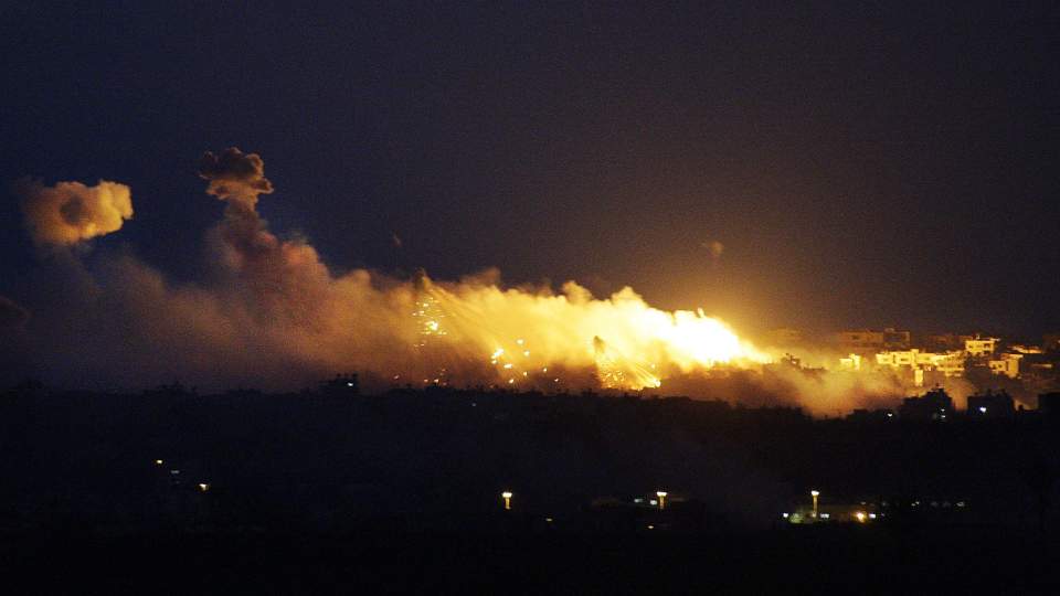 KAMPENE FORTSETTER: Det hjelper lite at FN har vedtatt en resolusjon om v�penhvile, s� lenge Israel fortsetter � bombardere Gaza og Hamas fortsetter � skyte raketter mot Israel. Her treffer israelske raketter Gaza i kveld. Foto: Anja Niedringhaus/Scanpix/AP