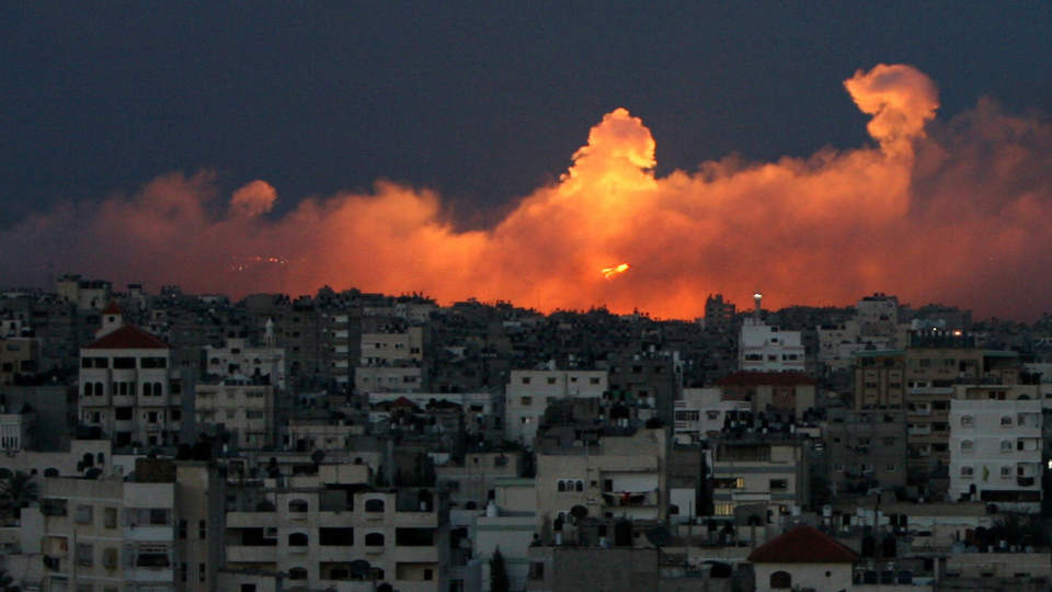 INGEN HVILE: Til tross for FN-resolusjonen fortsetter kampene for fullt i Gaza. Foto: Mahmud Hams/Scanpix