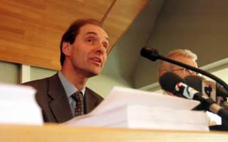 TILLITEN SVEKKET:- Tilliten til at Stortinget evner � kontrollere sine medlemmer er svekket, sier professor Eivind Smith. Foto: SCANPIX