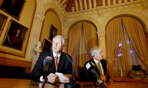 GRANSKET STORTINGSPENSJON: Stortingspresident Thorbj�rn Jagland (til venstre) og utvalgsleder  Asbj�rn Kj�nstad under pressekonferansen  om granskingen av stortingspensjonene i Eidsvollsgalleriet p� Stortinget torsdag .
Foto: H�kon Mosvold Larsen / SCANPIX