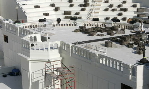  UTSOLGT:  Publikumsplattformen til innsettelse av ny president 20. januar er under bygging p� Capitol Hill. Alle de 5 000 billettene ble solgt p� under ett minutt.  Foto: Hyungwon Kang/REUTERS/SCANPIX.