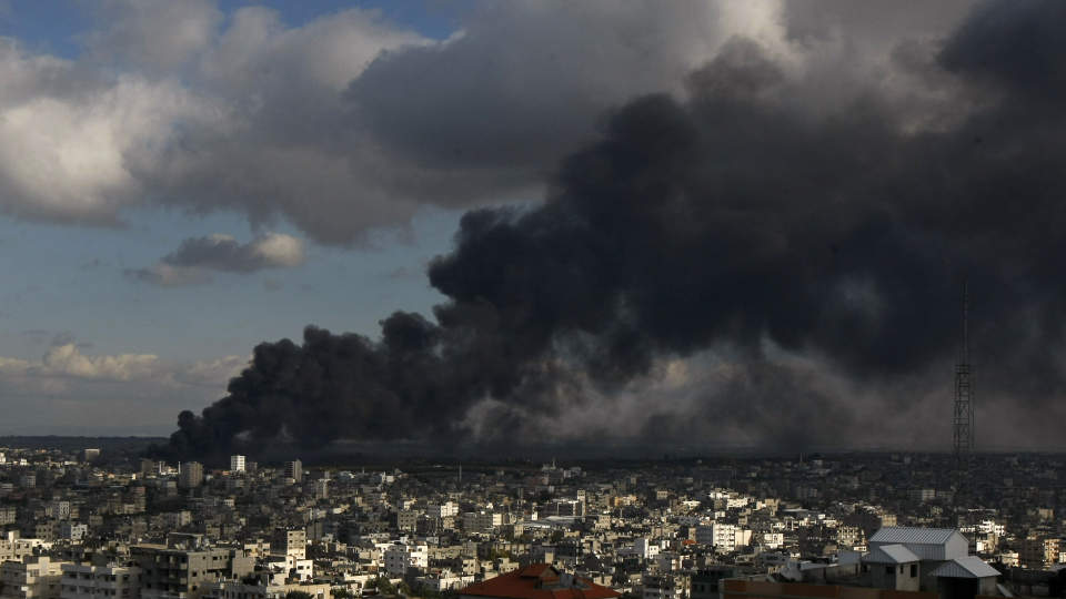 NYE KAMPER: Svart r�yk kunne ses over Gaza by i g�r. Foto: AFP PHOTO/MAHMUD HAMS/Scanpix