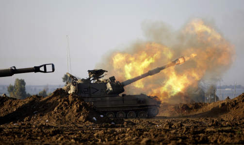 HARDE KAMPER: Israelske styrker skyter her mot Gaza i dag tidlig. Foto: REUTERS/Baz Ratner/Scanpix
