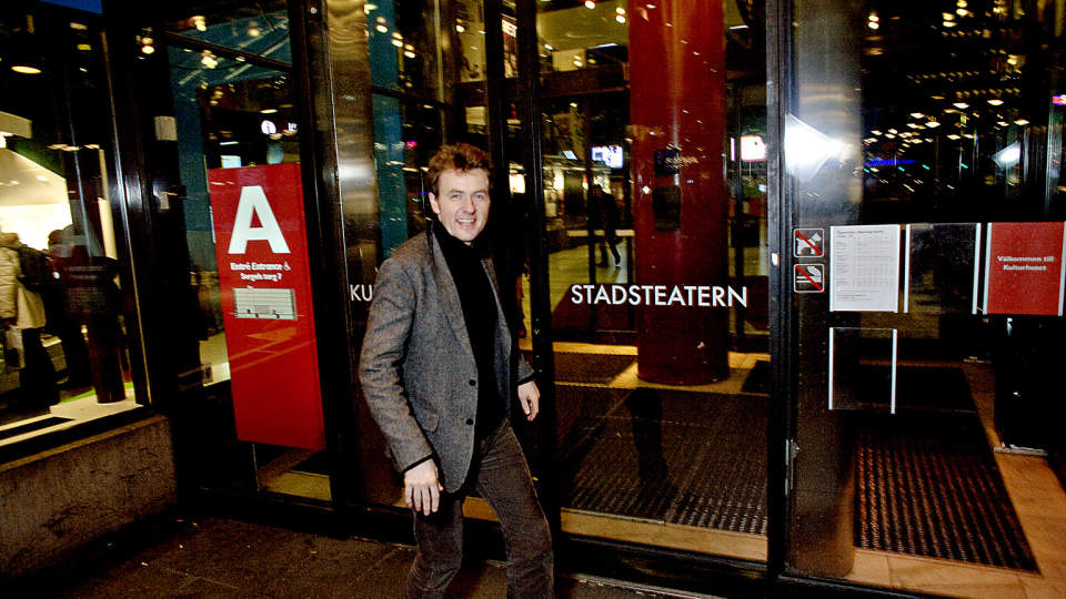 NYTT SHOW: Fredrik Skavlan f�ler seg som en liten fisk i en stor dam i forkant av talkshowdebuten i Stockholm. Foto: Lars Eivind Bones