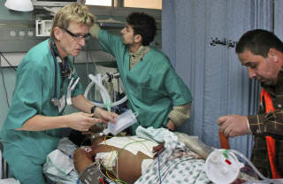 Mads Gilbert og kollega Erik Fosse har jobbet p� sykehus i Gaza siden nytt�r. Foto: Majed Hamdan/SCANPIX