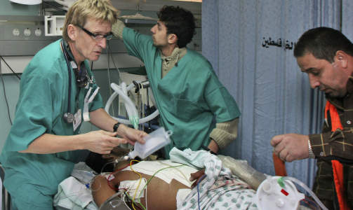 SKILDRER TRAGEDIER: Mads Gilbert forteller om de mange tragediene i Gaza. - De fleste skadde og drepte er kvinner og barn, sier han. Gilbert og legekollega Erik Fosse har v�rt i Gaza siden nytt�r. I dag kom de to endelig ut. Foto: Majed Hamdan/ SCANPIX