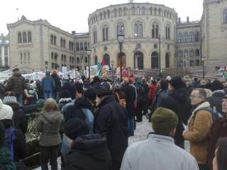 FREDELIG: Rundt 2000 mennesker er samlet foran Stortinget i en fredelig markering. MMS-foto: Eiliv Frich Flydal