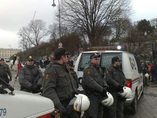 FORBEREDT: Politiet er godt forberedt og tilstede med store mannskaper, men holder seg s� langt i ro. MMS-foto: Harald Klungtveit